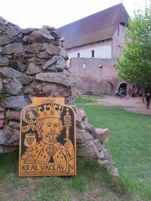 Dřevěné reliéfní dekorace pro hrad Točník